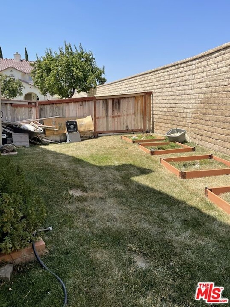 Photo 5 of 7 - 17715 Birkewood Ct, Canyon Country, CA 91387