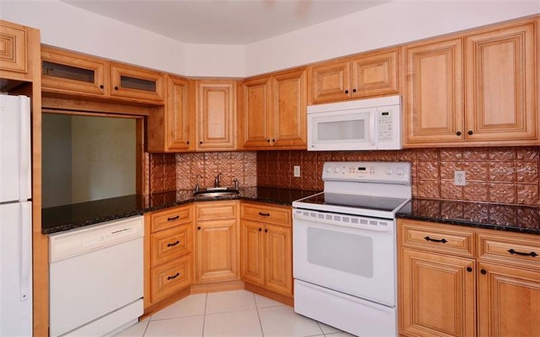 Photo 7 of 25 - 240 Woodland Dr #240, Osprey, FL 34229