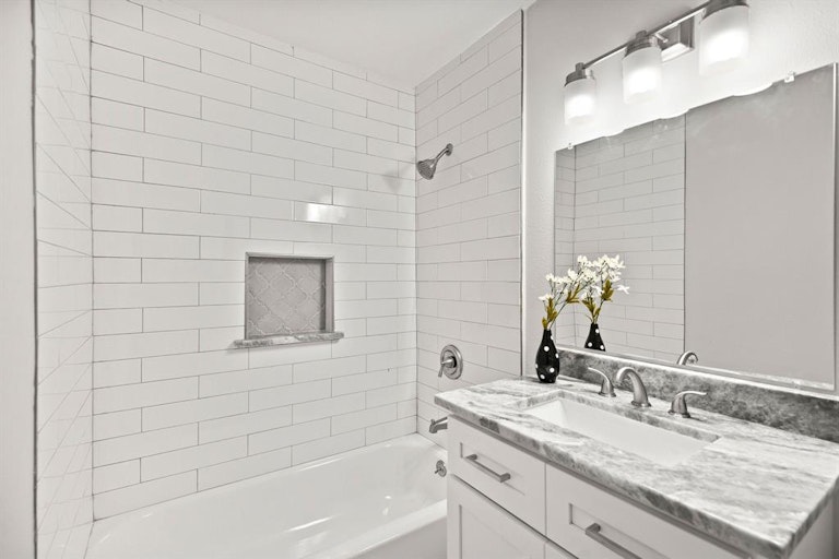 Photo 17 of 25 - 4927 Hialeah Dr, Houston, TX 77092