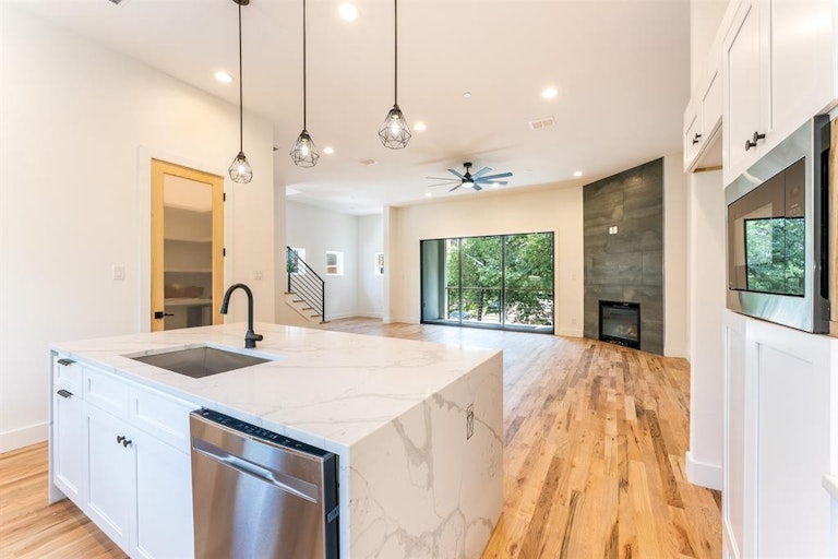 Photo 16 of 40 - 352 Foch St, Fort Worth, TX 76107