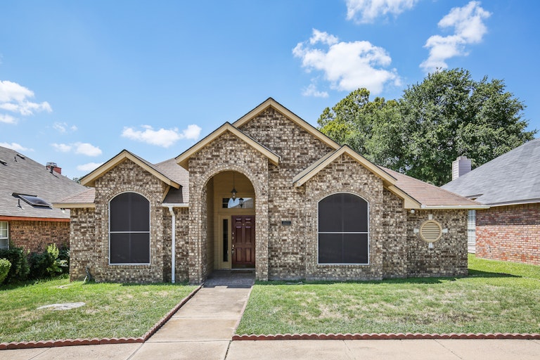 Photo 2 of 25 - 1523 Tuley St, Cedar Hill, TX 75104