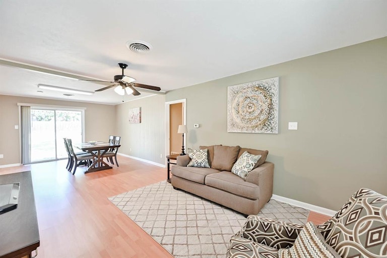 Photo 4 of 24 - 702 Paula St, Kennedale, TX 76060