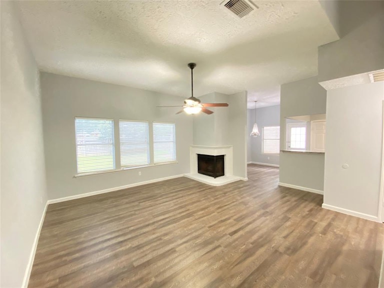 Photo 8 of 23 - 4703 Saint Lawrence Dr, Friendswood, TX 77546