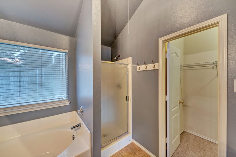 Photo 16 of 27 - 10412 Hogan Dr, Benbrook, TX 76126
