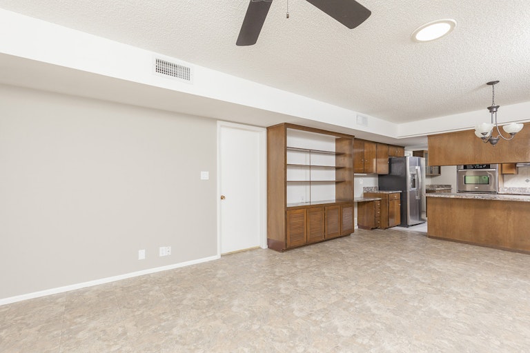 Photo 10 of 25 - 5814 W Frier Dr, Glendale, AZ 85301