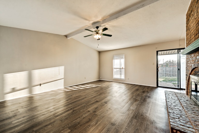 Photo 14 of 28 - 708 Green Canyon Dr, Mesquite, TX 75150