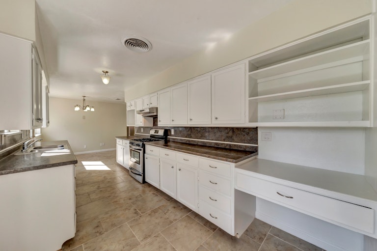 Photo 7 of 24 - 1918 Glenwick Ln, Irving, TX 75060