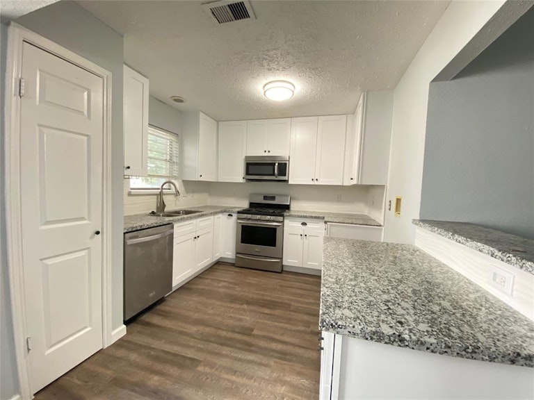 Photo 5 of 23 - 4703 Saint Lawrence Dr, Friendswood, TX 77546