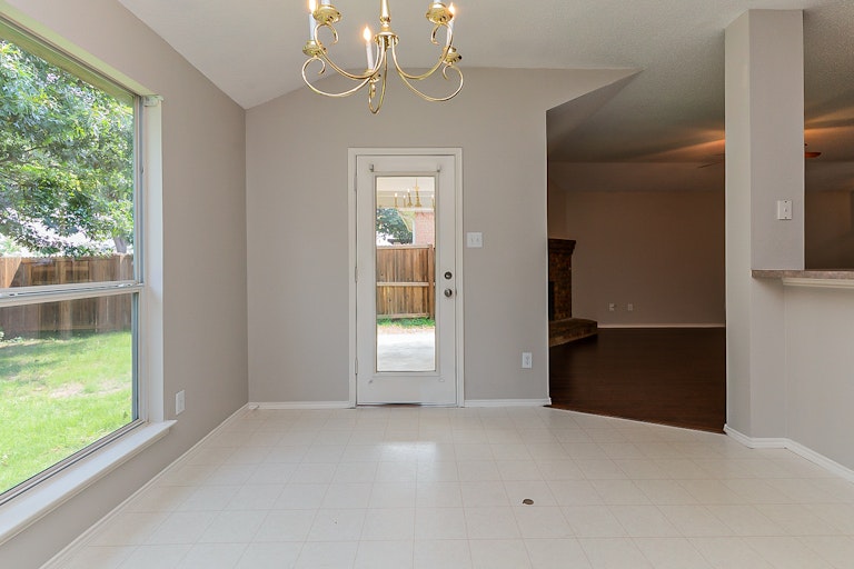 Photo 11 of 21 - 2404 Glenhaven Dr, McKinney, TX 75071