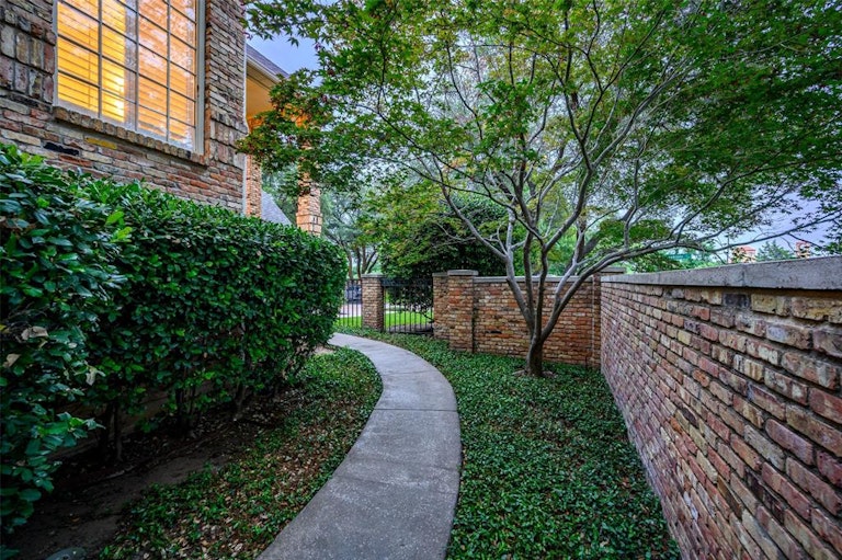 Photo 4 of 35 - 13703 Creekside Pl, Dallas, TX 75240