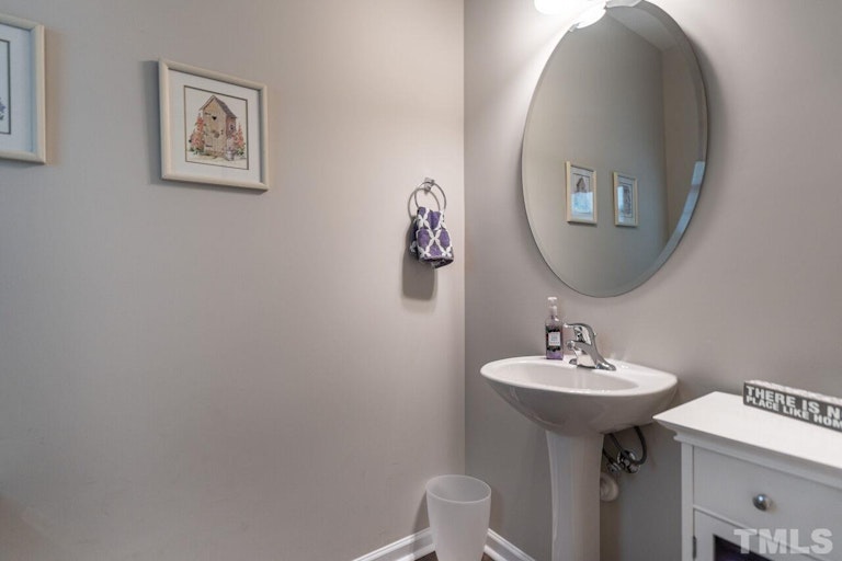 Photo 8 of 33 - 145 Cypress Hill Ln, Holly Springs, NC 27540