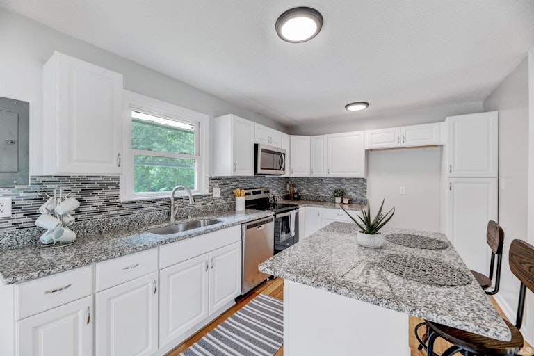 Photo 10 of 36 - 818 Shannon Dr, Chapel Hill, NC 27516