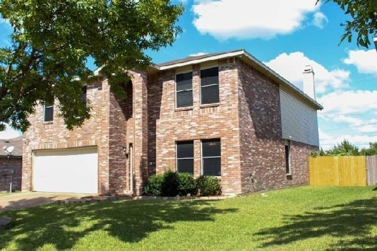 Photo 3 of 33 - 4220 Boxwood Dr, Balch Springs, TX 75180