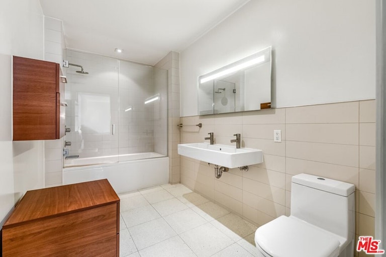 Photo 2 of 19 - 6735 Yucca St #206, Los Angeles, CA 90028