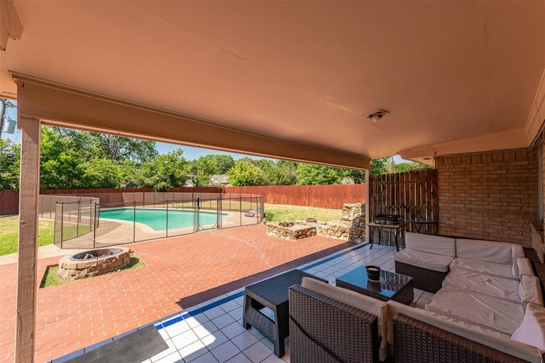 Photo 6 of 23 - 3805 Glenmont Dr, Fort Worth, TX 76133