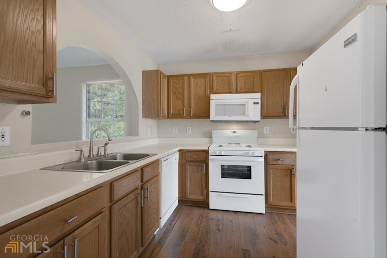 Photo 10 of 34 - 5479 Sweetsprings Dr SW, Powder Springs, GA 30127