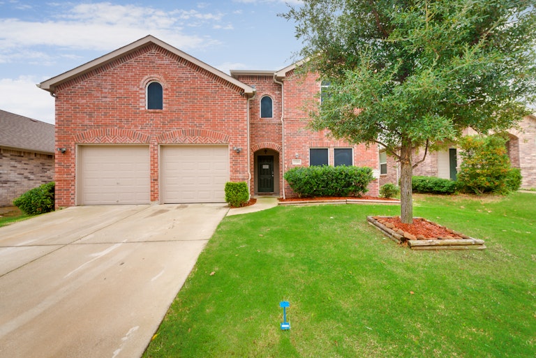 Photo 1 of 25 - 3700 Diamond Ranch Rd, Roanoke, TX 76262