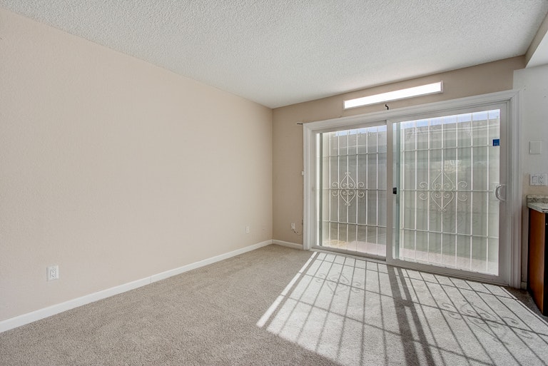 Photo 5 of 39 - 7572 Burgoyne Ln, Sacramento, CA 95823
