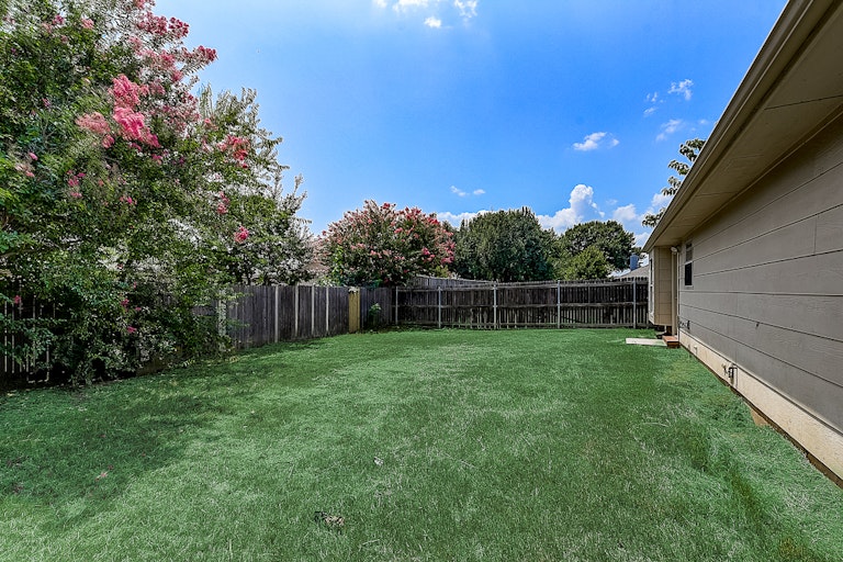 Photo 24 of 37 - 9032 Elbe Trl, Fort Worth, TX 76118