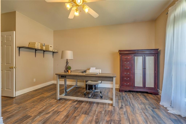 Photo 13 of 40 - 6841 Beverly Glen Dr, Fort Worth, TX 76132
