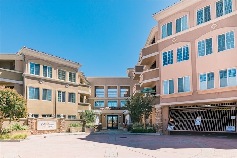 Photo 5 of 16 - 2750 Artesia Blvd #215, Redondo Beach, CA 90278