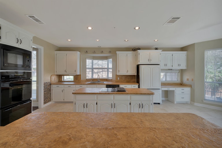 Photo 7 of 38 - 5705 Pleasant Run Rd, Colleyville, TX 76034