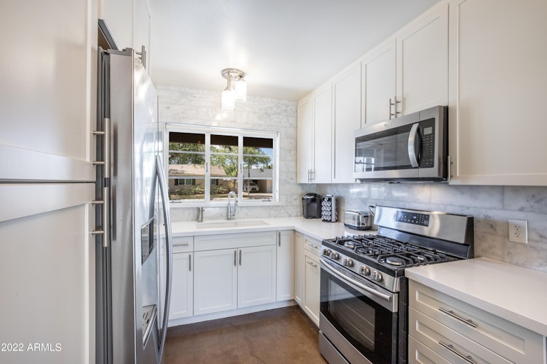 Photo 15 of 38 - 2452 E Highland Ave, Phoenix, AZ 85016