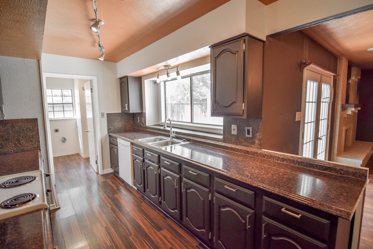 Photo 19 of 37 - 6808 Fryer St, The Colony, TX 75056