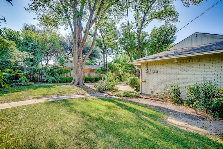 Photo 6 of 26 - 127 W Rio Grande St, Garland, TX 75041