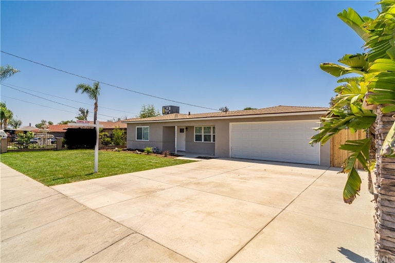 Photo 3 of 53 - 9828 Carob Ave, Fontana, CA 92335