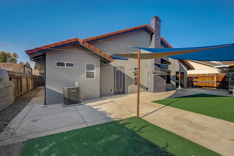 Photo 9 of 32 - 6724 Folkstone Way, Elk Grove, CA 95758