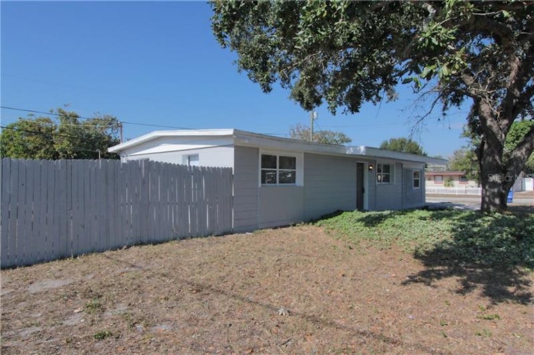 Photo 3 of 25 - 1501 S 78th St, Tampa, FL 33619