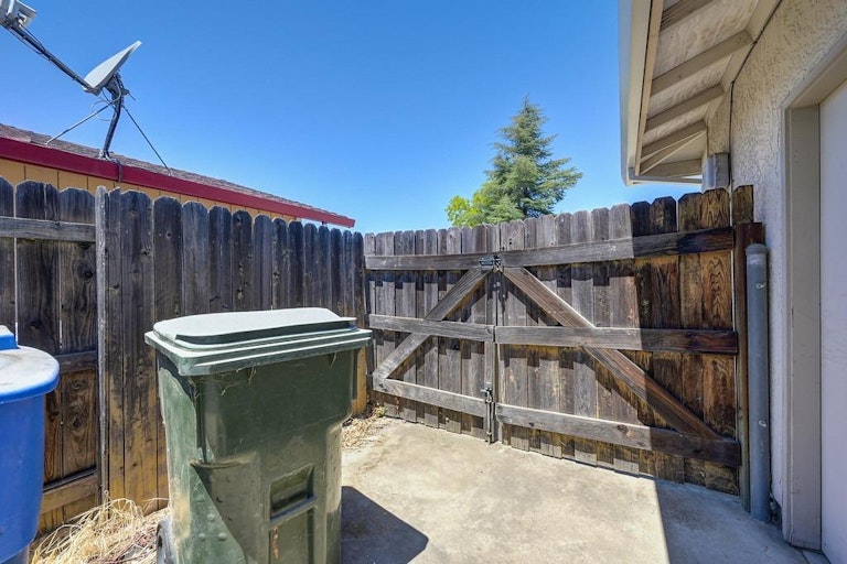 Photo 32 of 37 - 660 Tailwind Dr, Sacramento, CA 95838