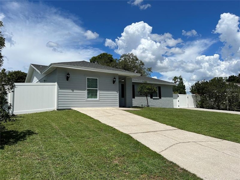 Photo 1 of 31 - 132 Lake Thomas Dr, Winter Haven, FL 33880