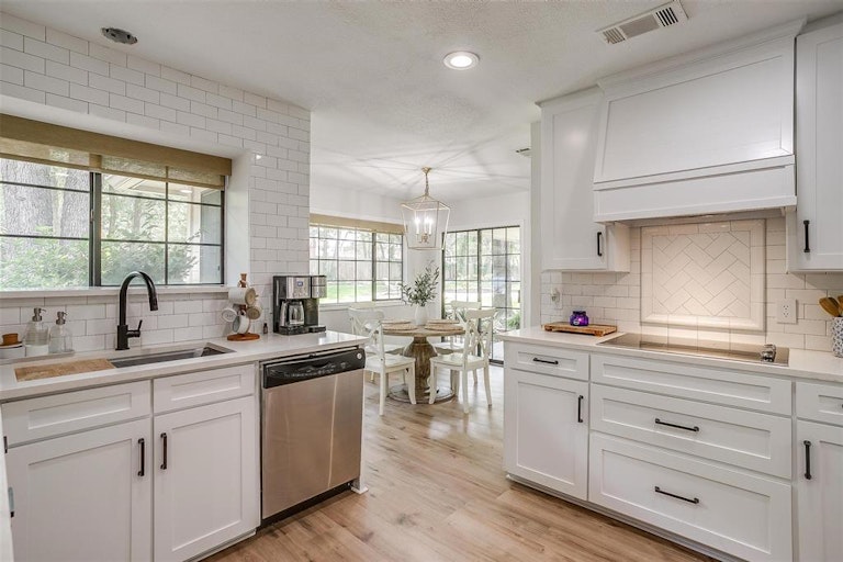 Photo 13 of 40 - 312 Emerald Ct, Burleson, TX 76028