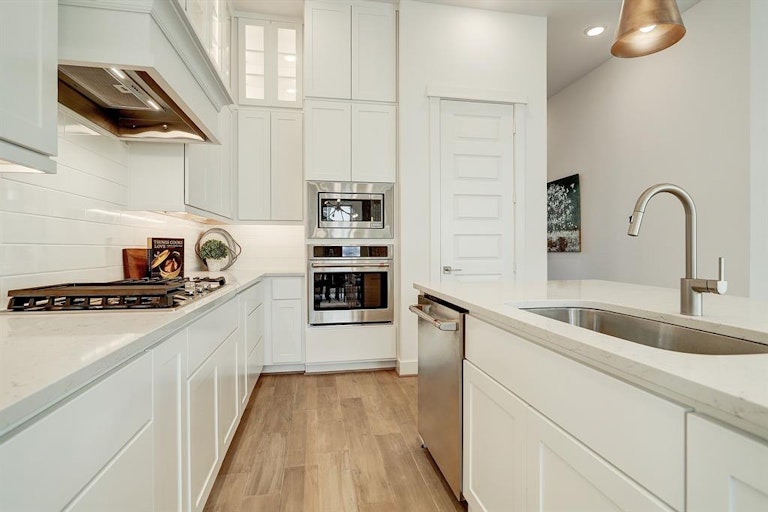 Photo 7 of 24 - 1729 Leilani Dr, Houston, TX 77055