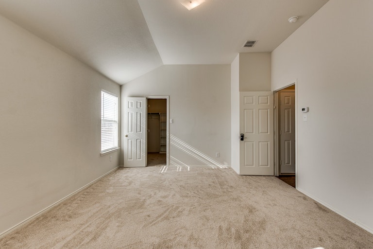 Photo 20 of 31 - 2700 Mountain Lion Dr, Fort Worth, TX 76244