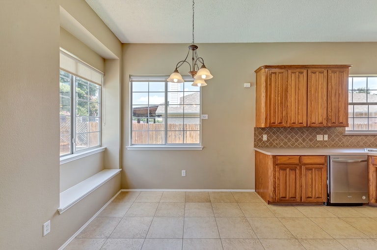 Photo 10 of 28 - 8755 Saranac Trl, Fort Worth, TX 76118