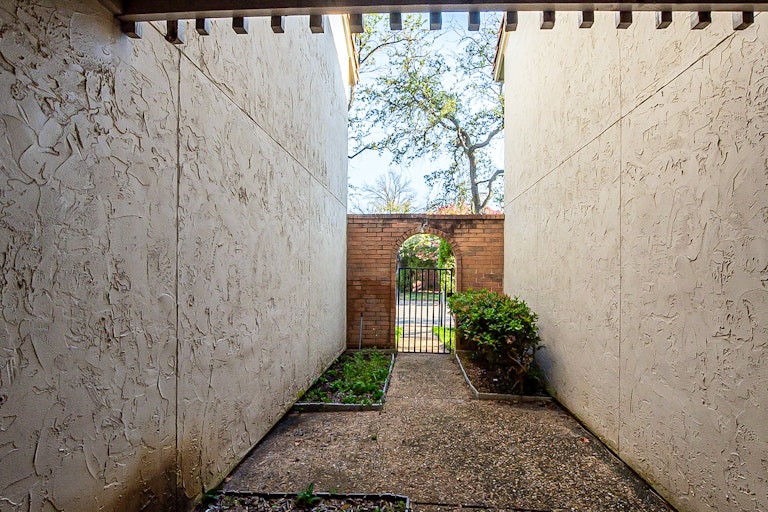 Photo 20 of 25 - 9326 Emberglow Ln, Dallas, TX 75243