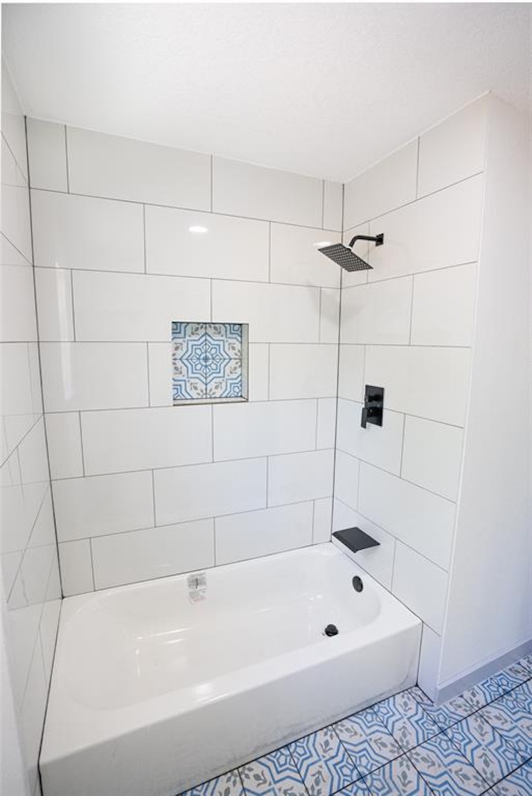 Photo 8 of 11 - 3612 Easy St, Houston, TX 77026