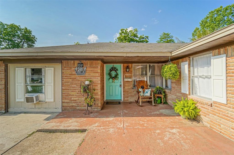 Photo 2 of 20 - 2401 Estate Dr, Deer Park, TX 77536