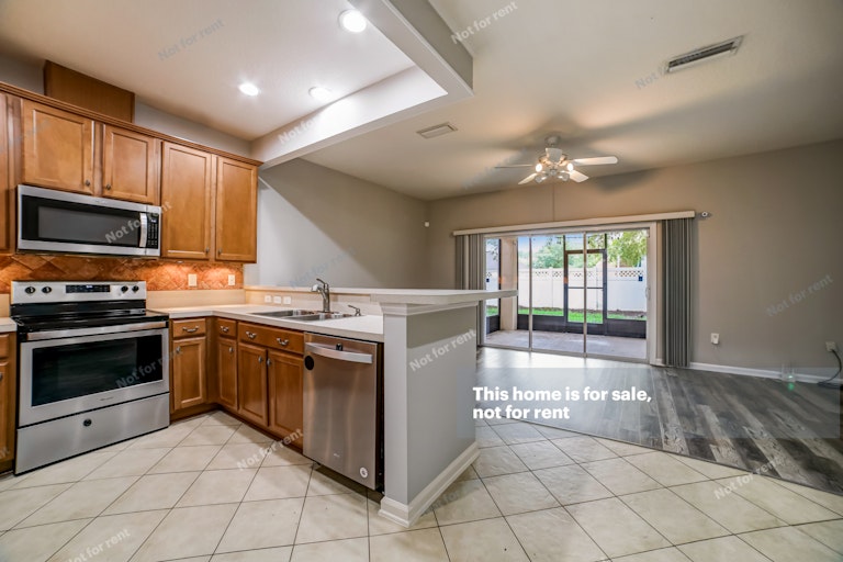 Photo 14 of 21 - 505 Sunstone Ct, Orange Park, FL 32065