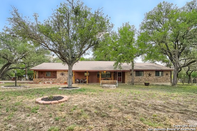 Photo 4 of 38 - 1122 Crescent Hill Dr, San Antonio, TX 78253