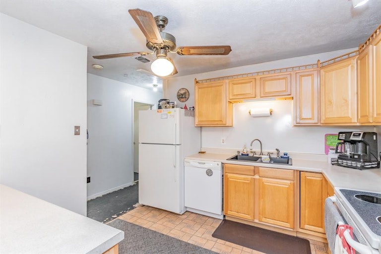 Photo 6 of 23 - 1413 Hillside Dr, Midlothian, TX 76065