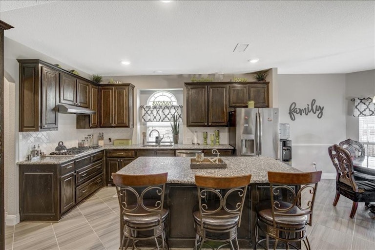 Photo 9 of 40 - 6413 Glenwick Dr, Fort Worth, TX 76123
