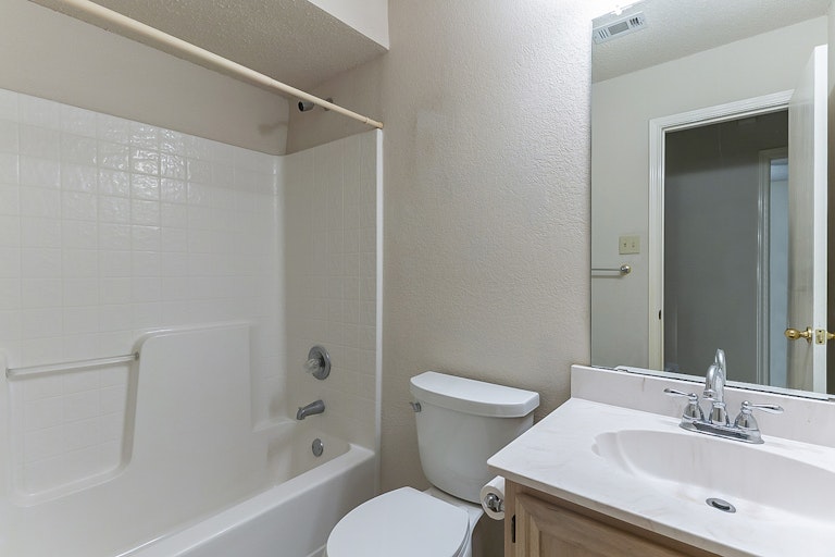 Photo 12 of 20 - 1028 Essex Dr, Cedar Hill, TX 75104