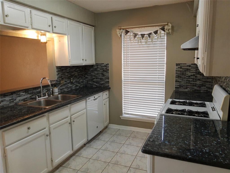 Photo 9 of 39 - 10706 Sageyork Dr, Houston, TX 77089