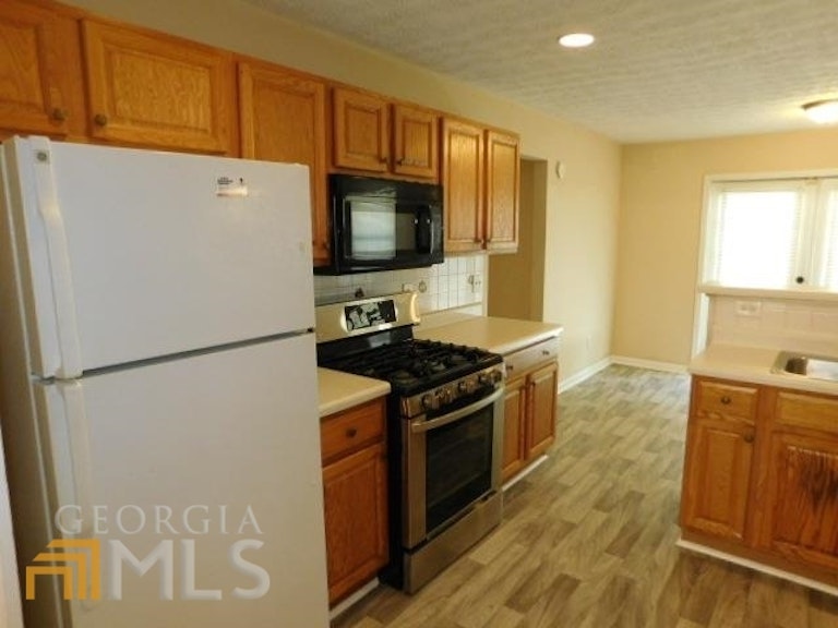 Photo 7 of 22 - 1742 Campbell Ives Ct, Lawrenceville, GA 30045