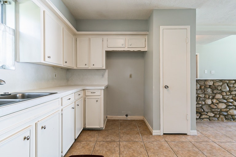 Photo 9 of 21 - 1801 Crooked Creek Ln, Pearland, TX 77581