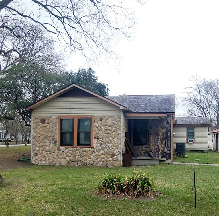Photo 1 of 6 - 203 S 6th St, Highlands, TX 77562